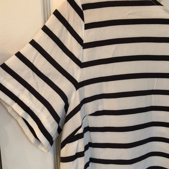 Levi’s W’s short sleeve, zippered back 100% Viscose top ~ med ~ sits at waist - Picture 7 of 10